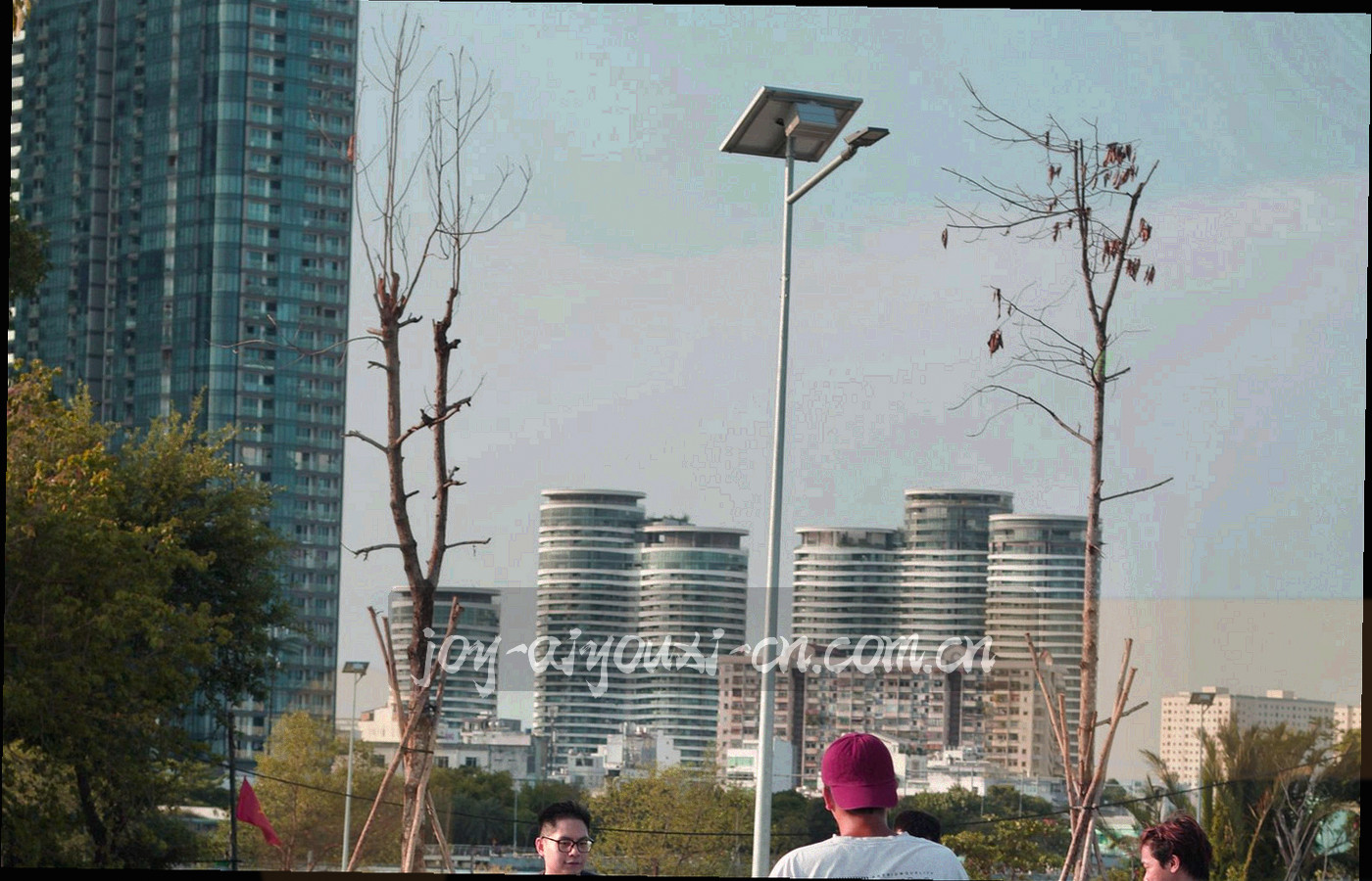 射门轨迹与热区叠加的数据可视化抽象图